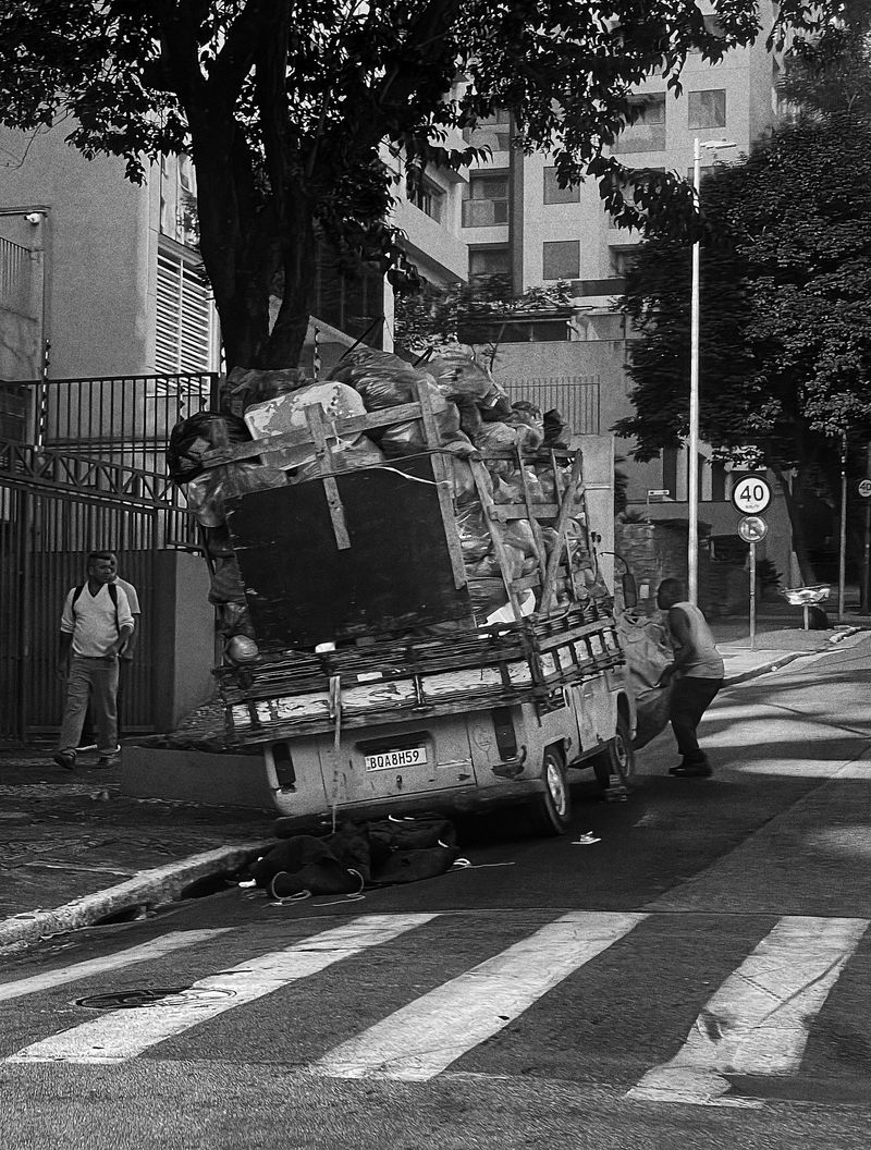 © Sergio Fadul - 12 degrees: vehicle tilting at the corner.