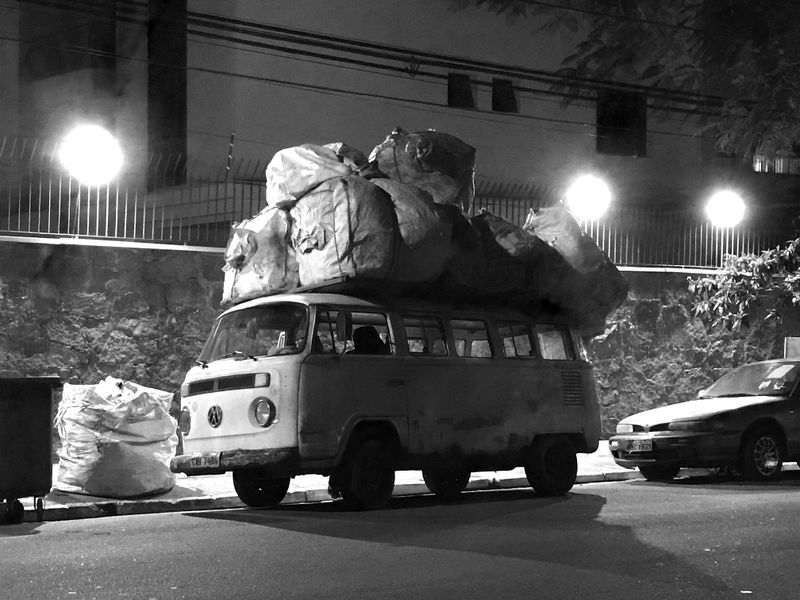 © Sergio Fadul - Night warrior: Under artificial light, the load remains the same.