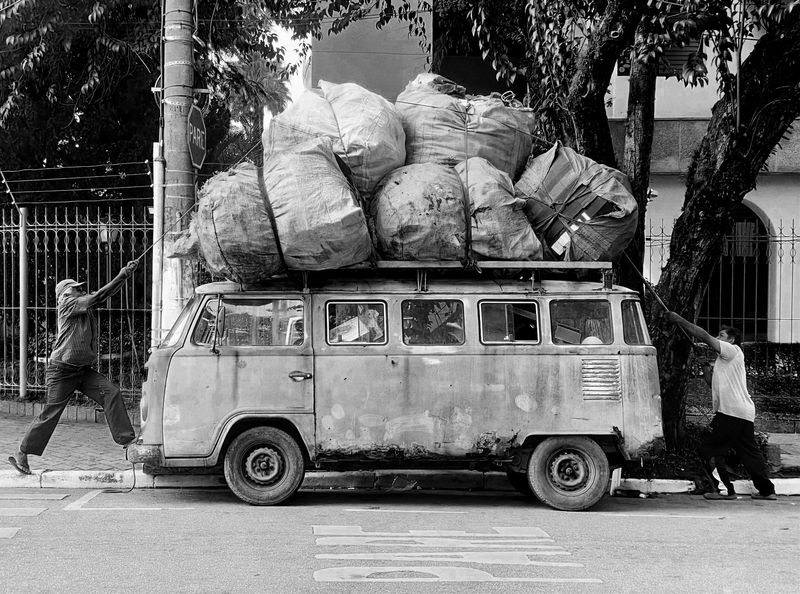 © Sergio Fadul - 3 workers: balance is negotiated through effort, not design.
