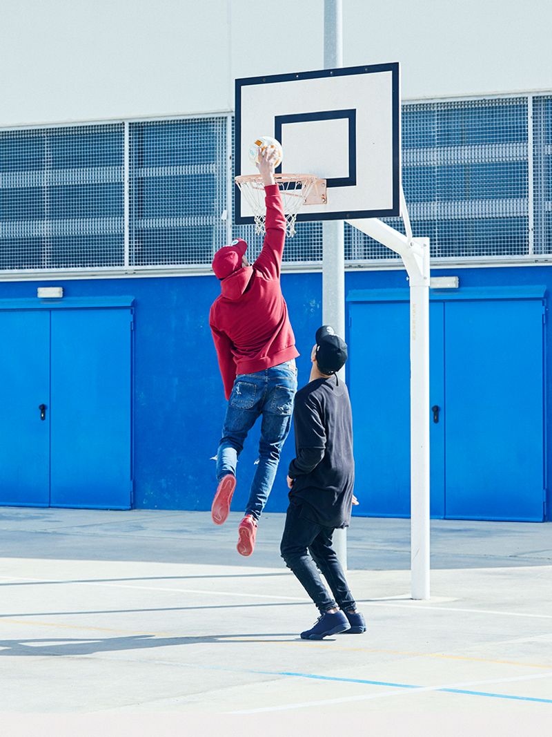 © Vanessa Montero - twins playing basketball