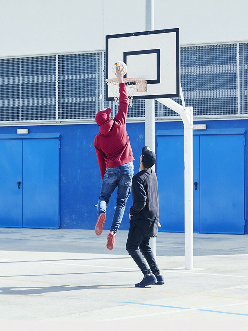 © Vanessa Montero - twins playing basketball