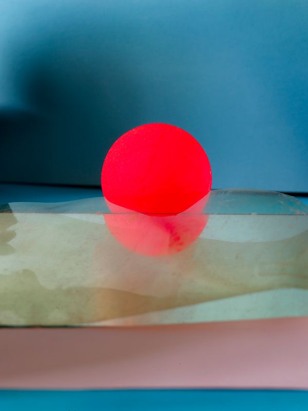 © Jens Masmann - "A red ball on a piece of clear plastic ( confidence 0.761268675327301% )"