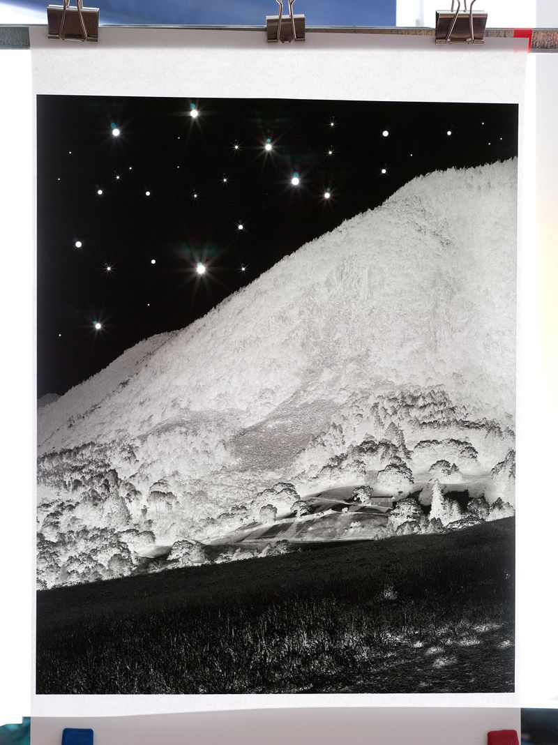 © Jens Masmann - "a black and white photo of stars in the night sky ( confidence 0.79%)"