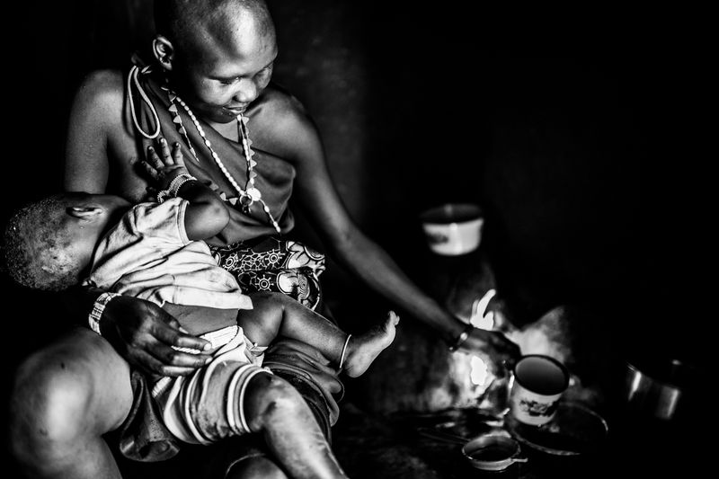 © Carla Kogelman - feeding your kid and cooking at the same time