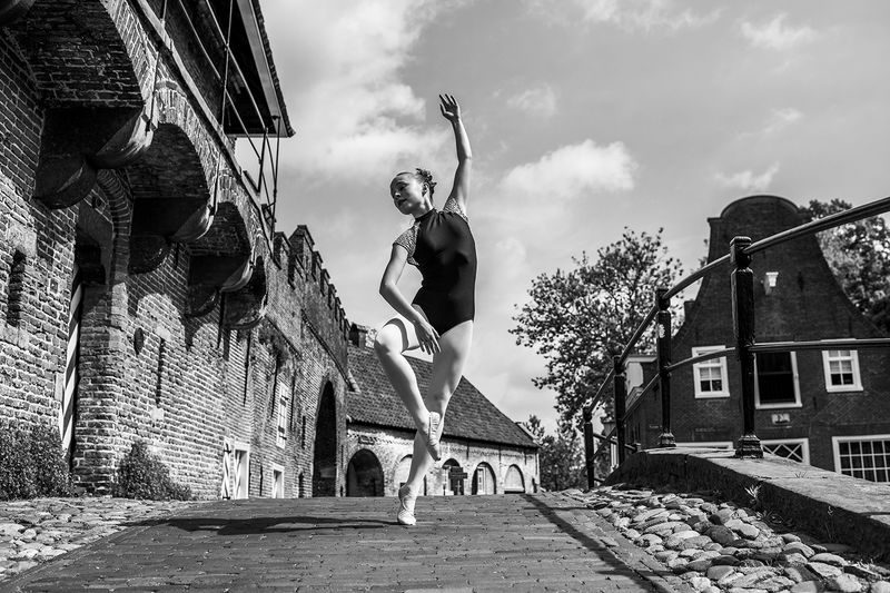 © Carla Kogelman - Giulia is dancing and making a video- clip in front of my house