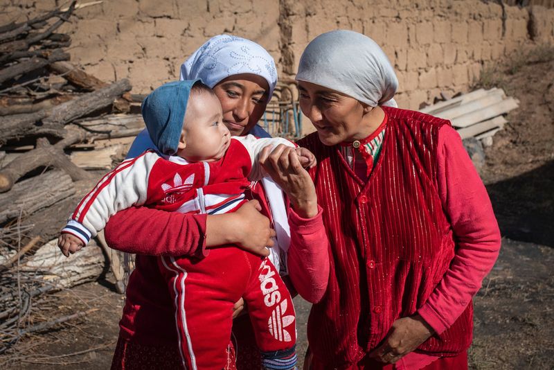 © Irina Unruh - Kimya (24 years) is holding her ten-month-old son Sulaiman and her mother Dawlat Bibi (41 years) is caressing her grandson.