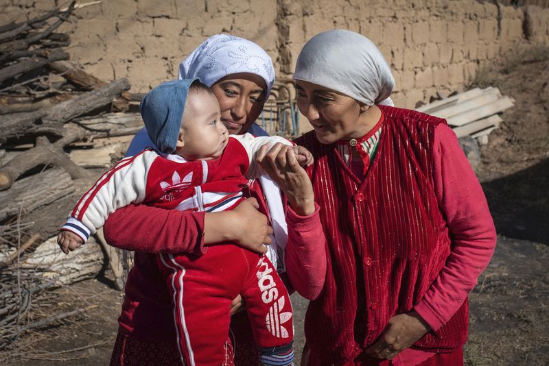 © Irina Unruh - Kimya (24 years) is holding her ten-month-old son Sulaiman and her mother Dawlat Bibi (41 years) is caressing her grandson.