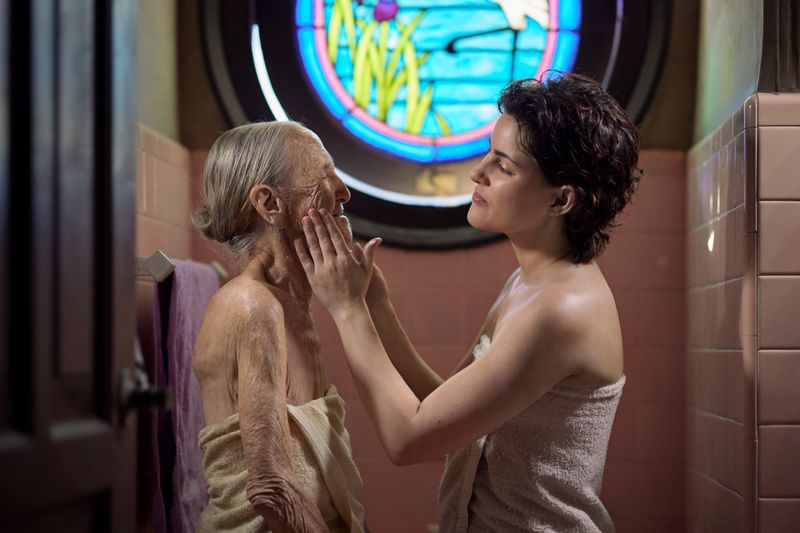 © Moník Molinet - I help my grandmother Ester after her shower, with cream for her delicate skin