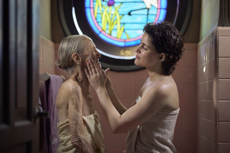 © Moník Molinet - I help my grandmother Ester after her shower, with cream for her delicate skin