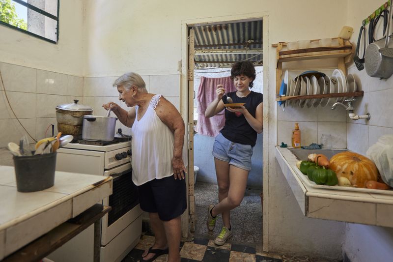 © Moník Molinet - Trying my grandmother's Tania D. beans.