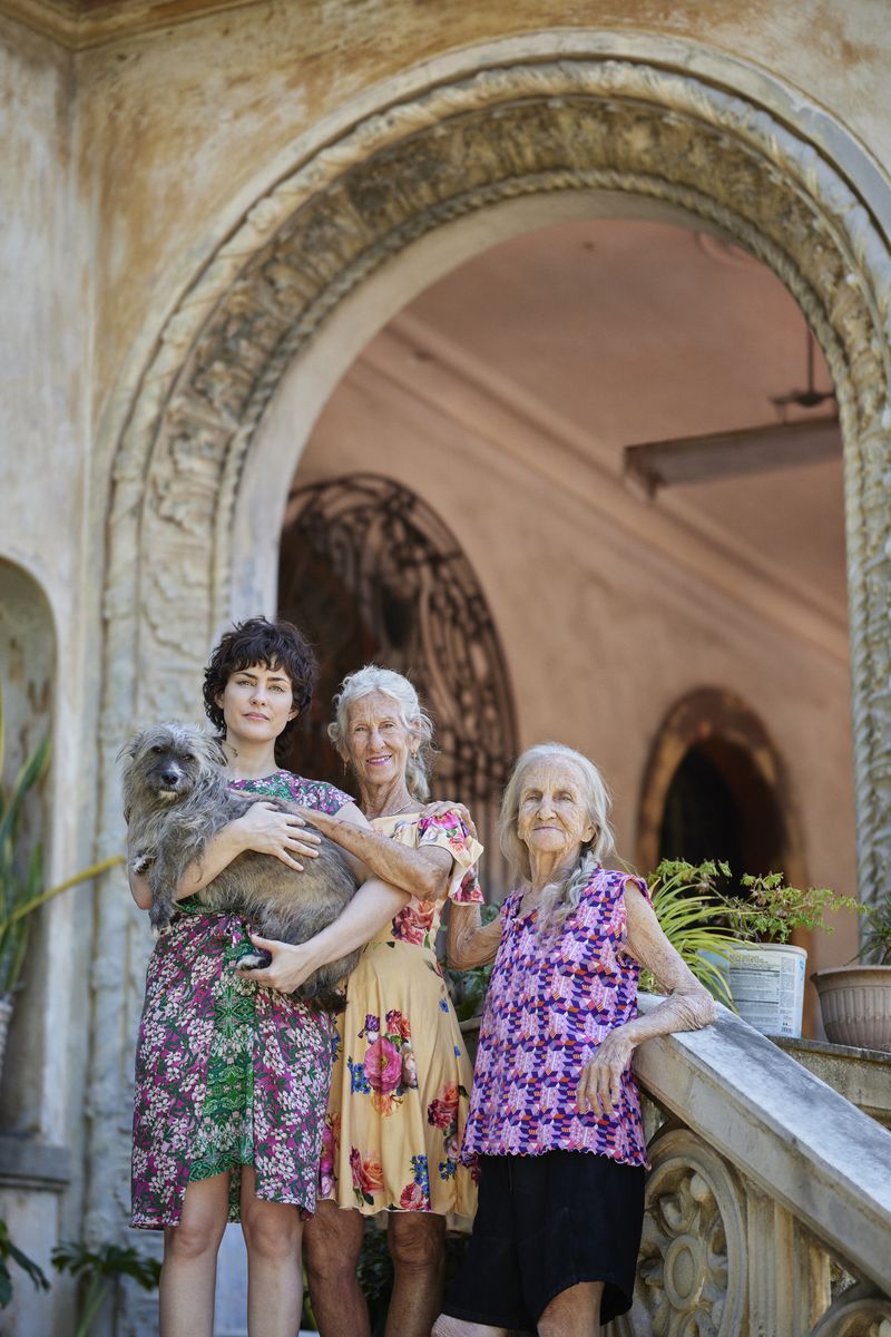 © Moník Molinet - Image from the Borrowed grandparents photography project