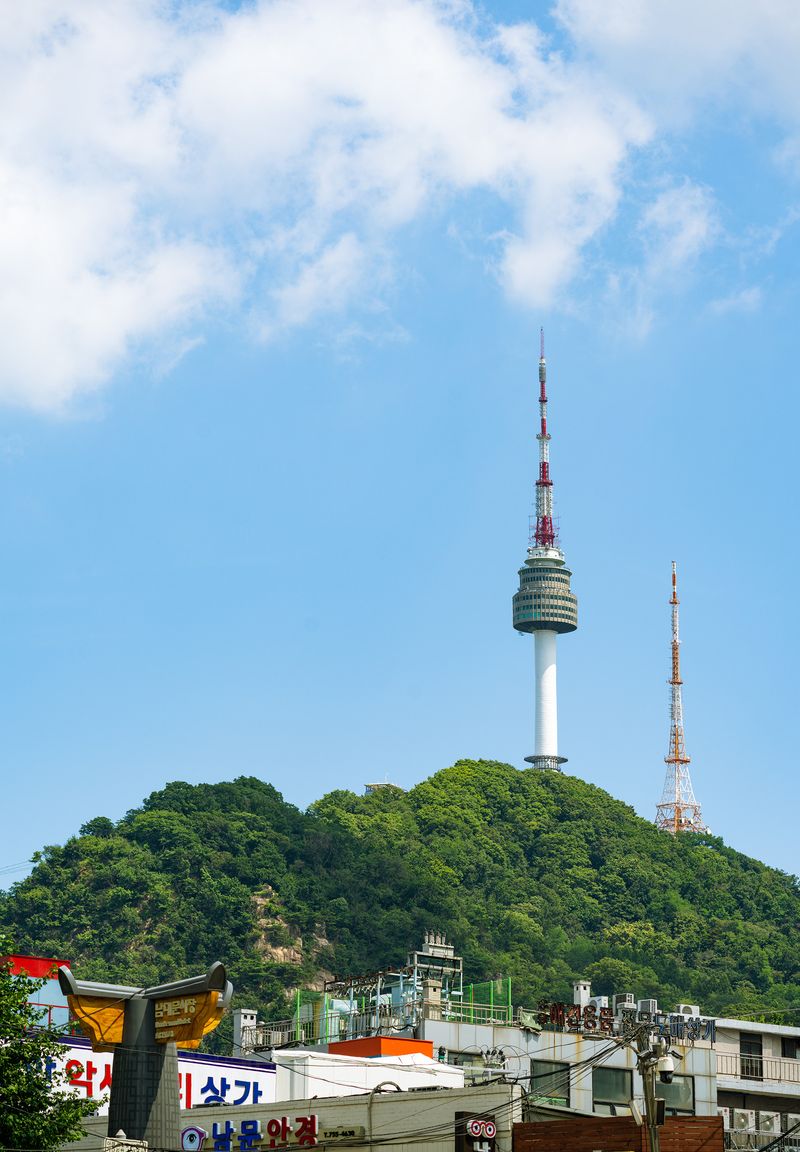 © JAEYONG CHO - Approaching Prospect, Mt. Namsan, Jung-gu, 2023, (Original photograph)