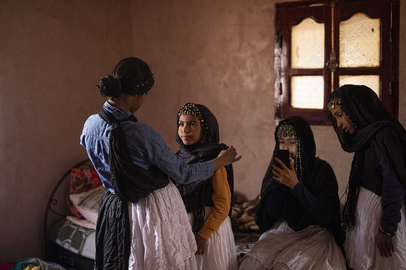 © Matilde Gattoni - Morocco - M’hamid - Amazigh girls get ready to perform local dances and songs in their traditional outfits.
