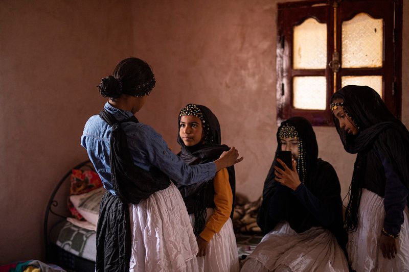 © Matilde Gattoni - Morocco - M’hamid - Amazigh girls get ready to perform local dances and songs in their traditional outfits.