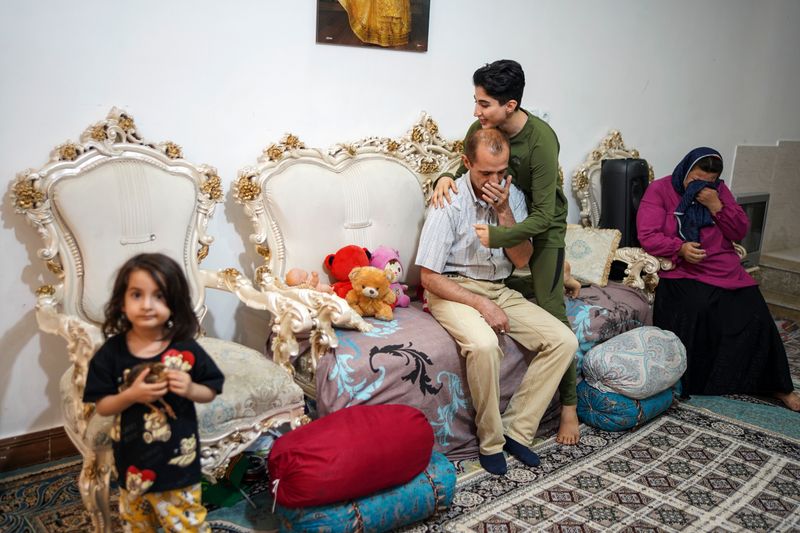 © Ali Rad - Hanieh's parents are upset after hearing about her decision to migrate.