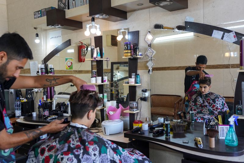 © Ali Rad - Hanieh cuts her hair as a protest against Iran's political and social restrictions.