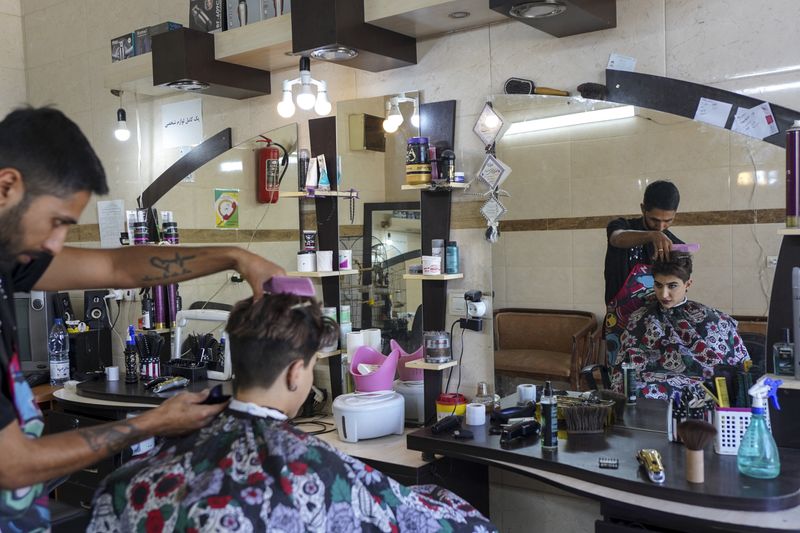 © Ali Rad - Hanieh cuts her hair as a protest against Iran's political and social restrictions.