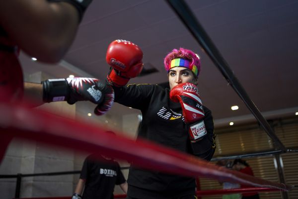 © Ali Rad - Hanieh is training in the boxing ring.