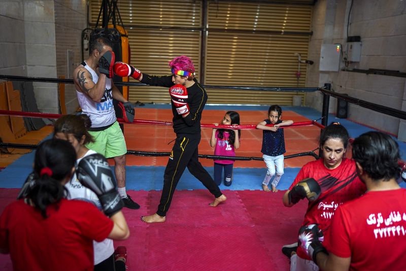 © Ali Rad - Hanieh is training in the boxing ring.