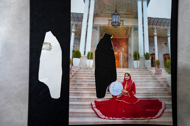 © Ali Rad - Hanieh has torn up her ex-husband's photos as a reminder of his strictness.