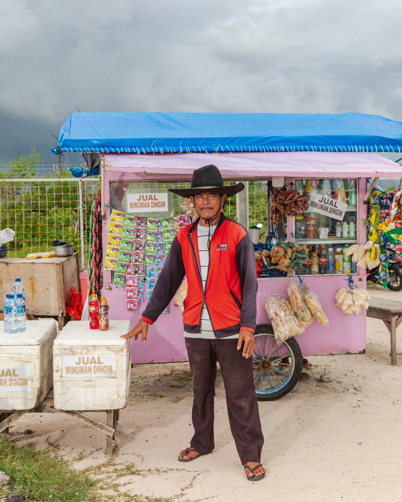© Nyimas Laula - Suman, 67, originally from Jember, East Java, sells drinks and snacks at Kelan Beach in South Kuta, Bali.