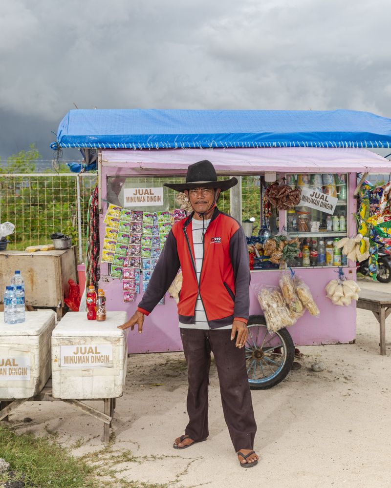 © Nyimas Laula - Suman, 67, originally from Jember, East Java, sells drinks and snacks at Kelan Beach in South Kuta, Bali.