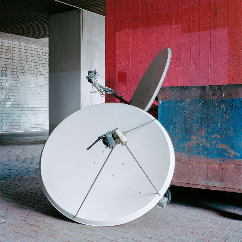 © Lenny Steinhauer - 13.09.2022 Two satellite dishes were disposed at one of the garbage containers in the walkway at Spinnerei Street.