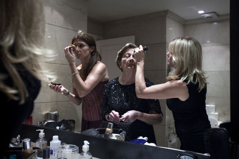 © Cooperativa Sub - Silvina makes her mother up on her 80th birthday, before the guests arrive.