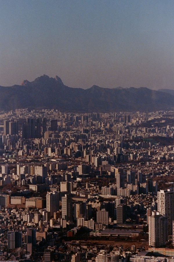 © Youn Jung Kim - Image from the Honey, I am not used to this real love photography project