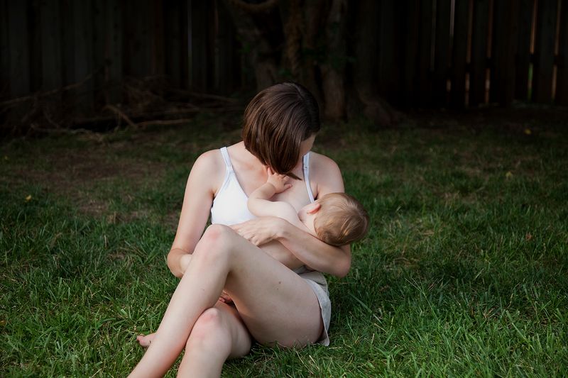 © Arin Yoon - Jennifer Herbek nurses her child in Leavenworth, Kansas. "We all grew up fast, courtesy of war," she says.