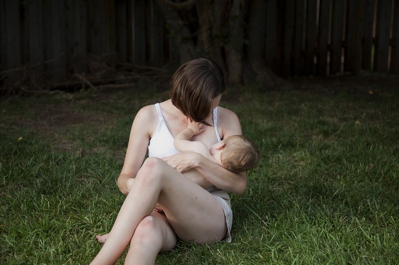 © Arin Yoon - Jennifer Herbek nurses her child in Leavenworth, Kansas. "We all grew up fast, courtesy of war," she says.