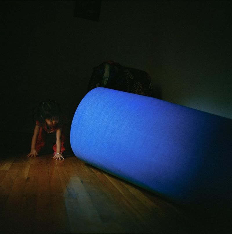 © Ruth Prieto - Sherlyne (2) plays with her roommate´s playmat.