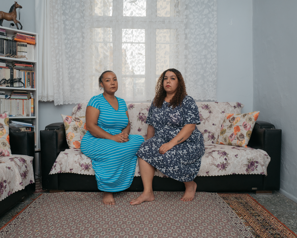 © Carsten Kalaschnikow - Yağmur and Pınar, İzmir, 2019. In Turkish, "yağmur" means "rain" and "pınar" means "spring".