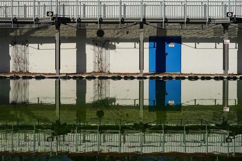 © Michael Nguyen - Image from the Waiting for the Summer - World in Reflection in a Turbulent Year photography project