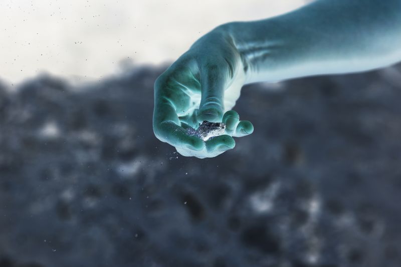 © sarah ritter - Hand, dust, 2022-2024
