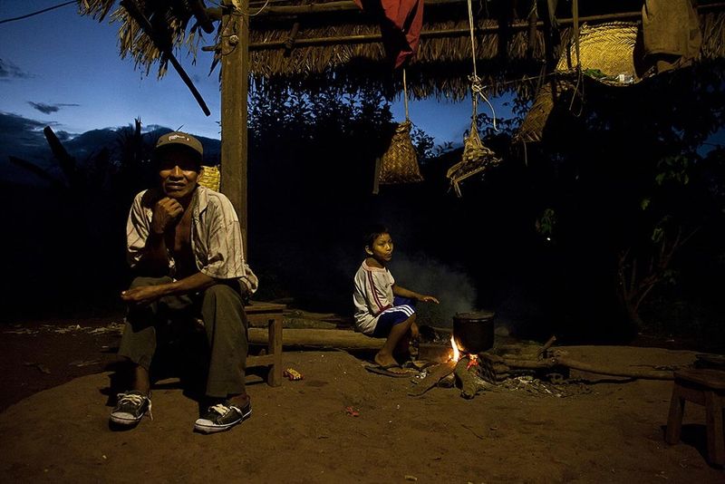 © Marta Moreiras - Benjamin and his son Diego have a rest minutes before dinner.