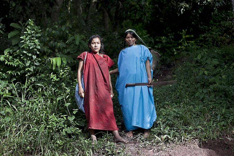 © Marta Moreiras - Eva and her aunt Airontsi are about to get lost in the jungle in search of wood for cooking.