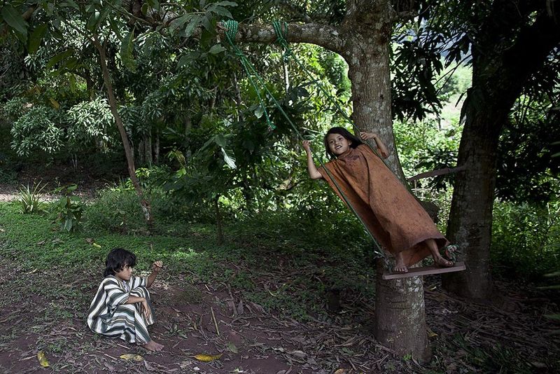© Marta Moreiras - Ana Sha and her brother Koakiti play and enjoy their spare time after school.