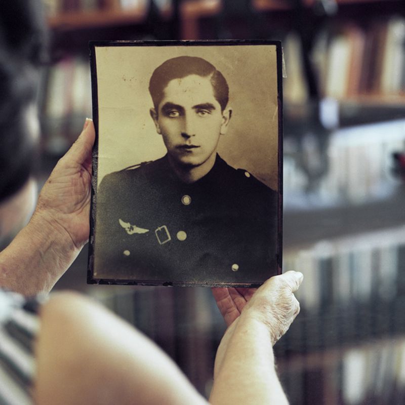 © Alexandra Serrano - Isabel holding a photograph of her deceased spanish father. Veracruz, Mexico, June 1939.
