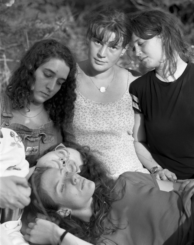 © Deanna Pizzitelli - Five Women, I, 2020, 50.8 x 40.64 cm, Toned Silver Gelatin Print © Deanna Pizzitelli / Courtesy of Stephen Bulger Gallery