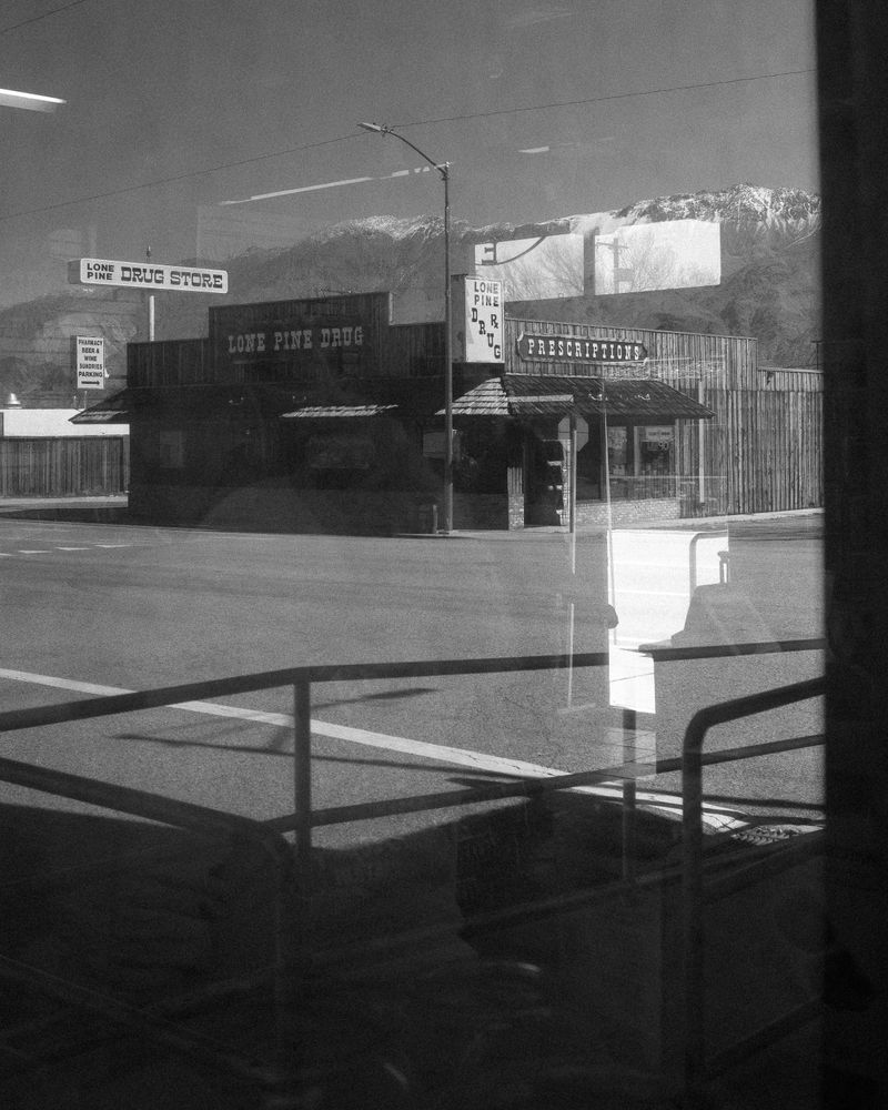 © Phoenix Kanada - Lone Pine Drugstore