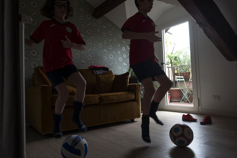 © Paolo Bona - Image from the Family quarantine photography project