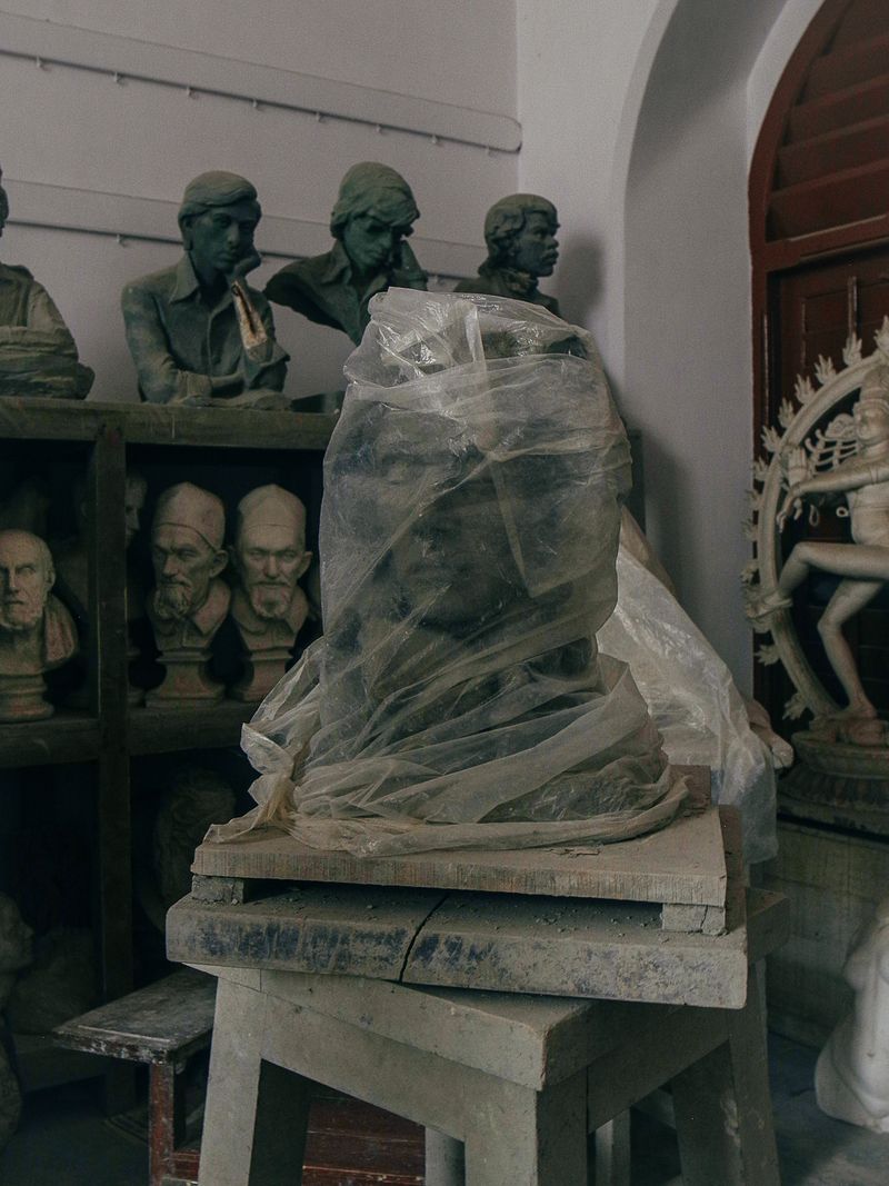 © Akshay Mahajan - Akshay Mahajan, Bust in Plastic, 2022, fromthe series To die is to turn in gold, 2022-ongoing