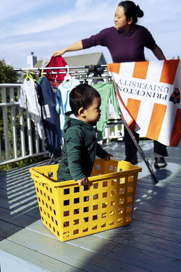 © Li Lin-Liang - Dry Cloth: drying cloth in the deck, and have to company with her son