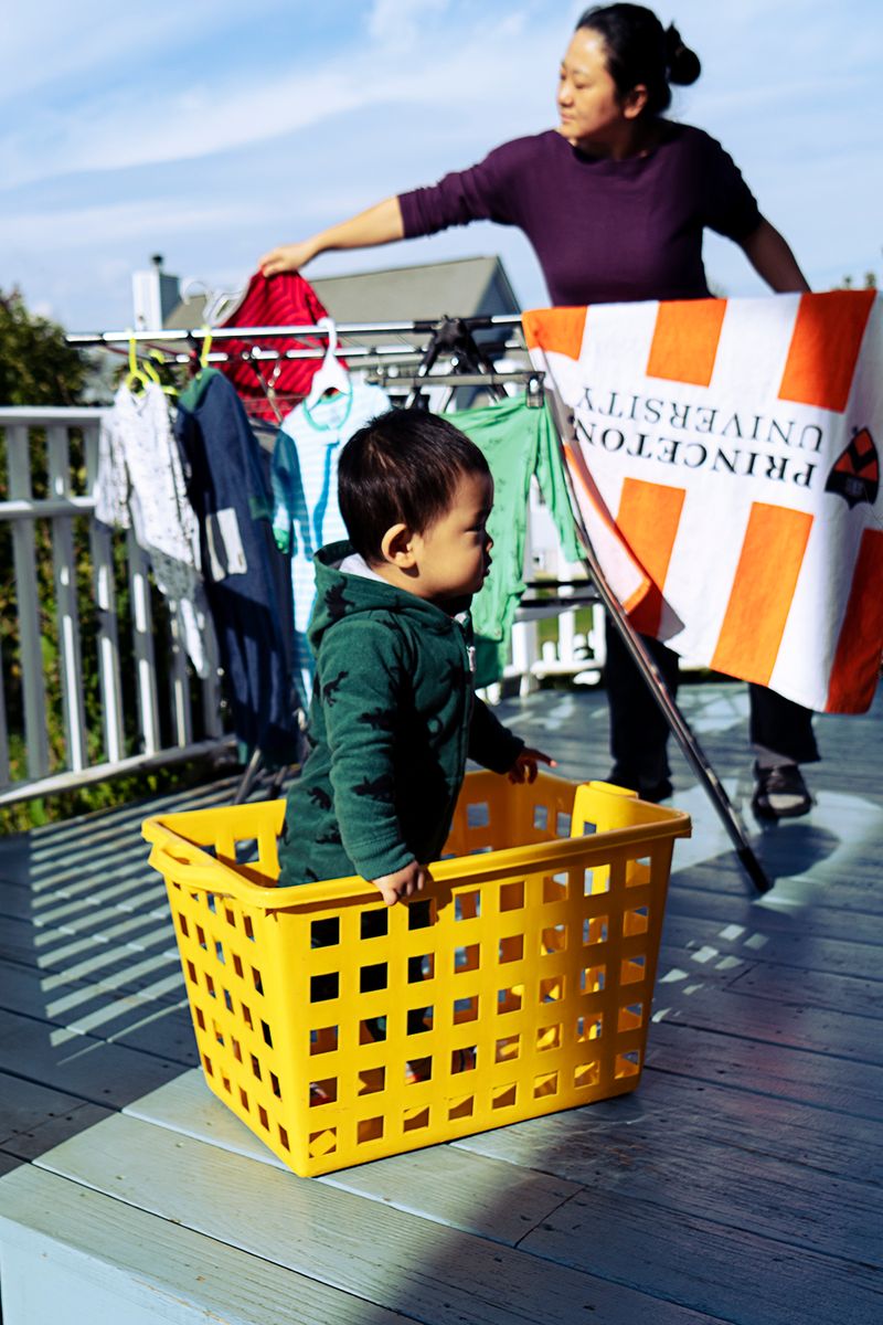 © Li Lin-Liang - Dry Cloth: drying cloth in the deck, and have to company with her son