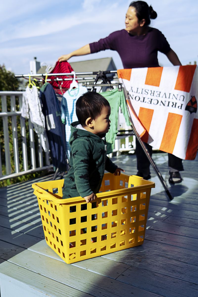© Li Lin-Liang - Dry Cloth: drying cloth in the deck, and have to company with her son
