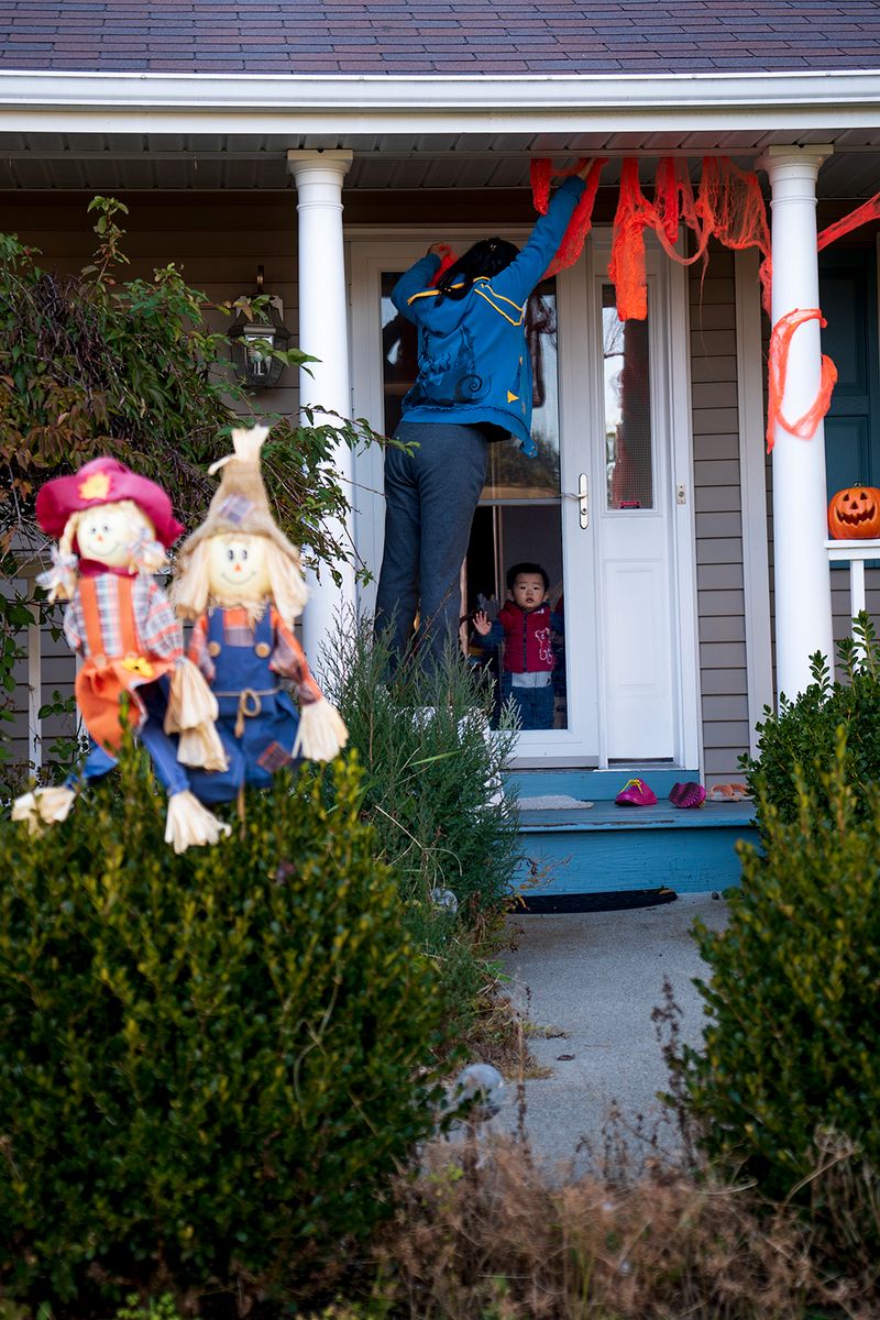 © Li Lin-Liang - Front Yard: decorating for holiday