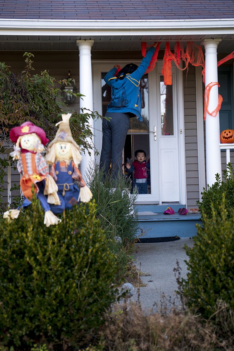 © Li Lin-Liang - Front Yard: decorating for holiday