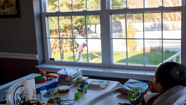 © Li Lin-Liang - Back Yard: working at back yard