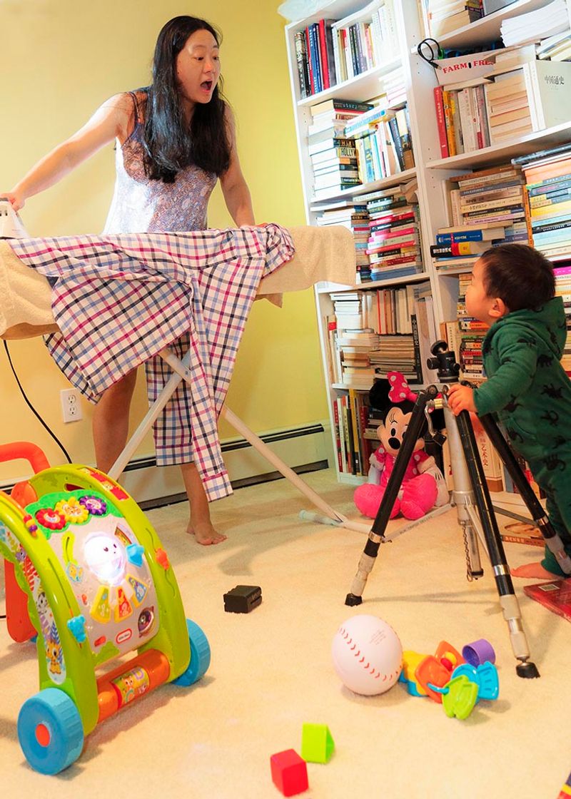 © Li Lin-Liang - 11_Ironing Clothes